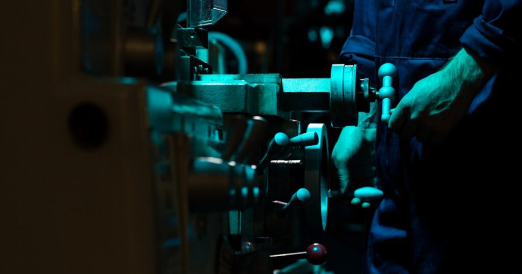 perbedaan stabilizer servo dan relay - Perbedaan Stabilizer Servo Motor dan Relay: Mana yang Lebih Baik?
